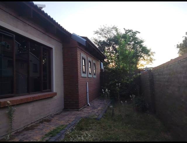 3 BEDROOM TOWNHOUSE FOR SALE IN WATERVAL EAST